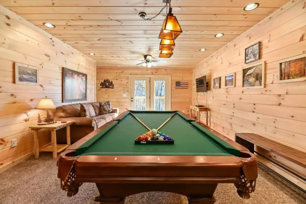 Walnut Ridge Cabin. Sleeps 7-11! Hot tub, pool table, minutes to downtown Gatlinburg!