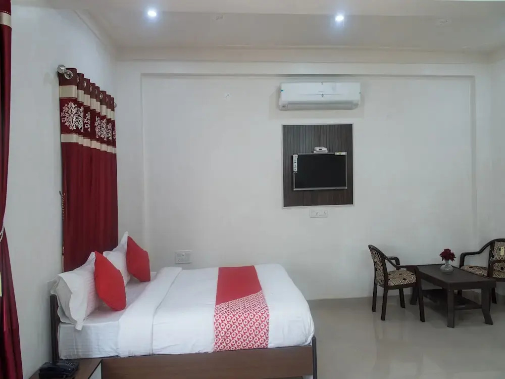 OYO 12131 Vallabh Villas