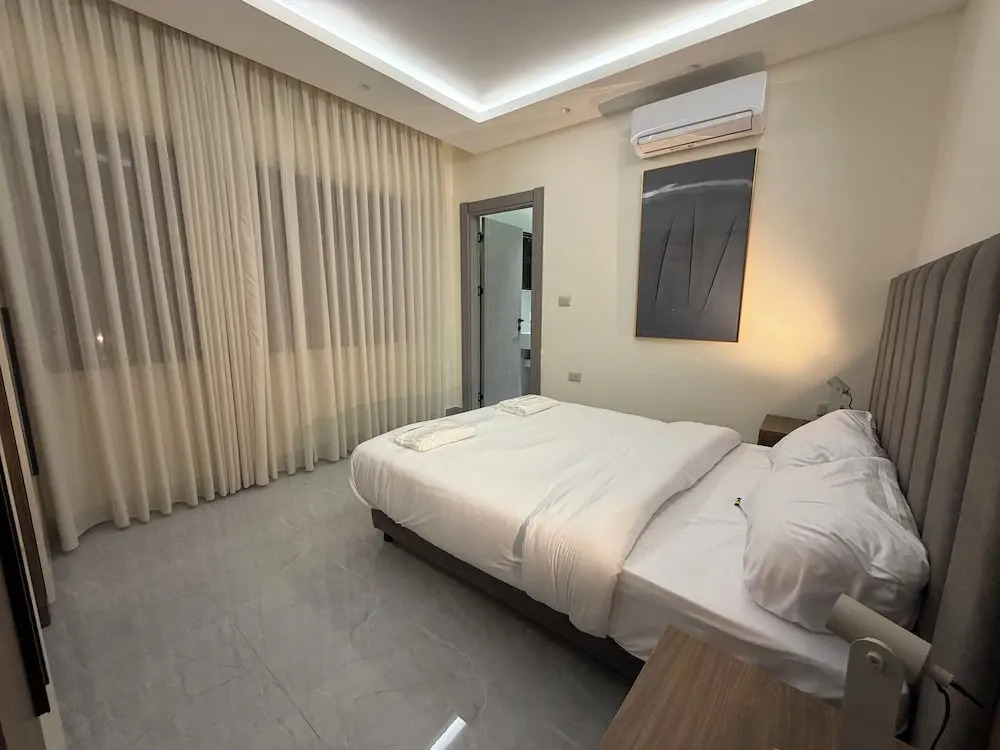 004 JRE Apartment With Stunning Boulevard Veiw