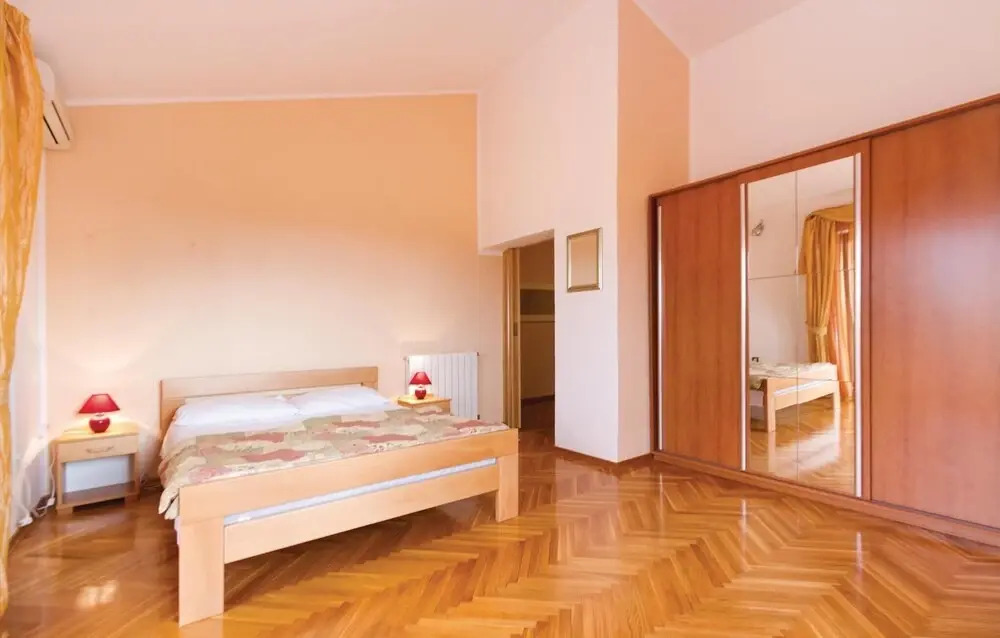 Stunning Home in Pula With Wifi and 4 Bedrooms