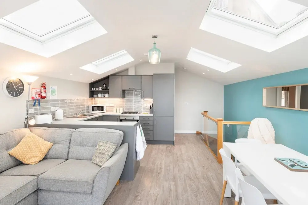 Seaside 3Bd Retreat With Balcony & Stunning Views