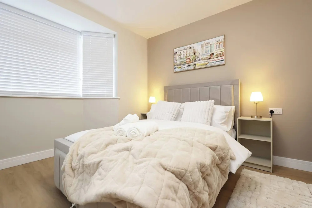 Modern 5BR Home new