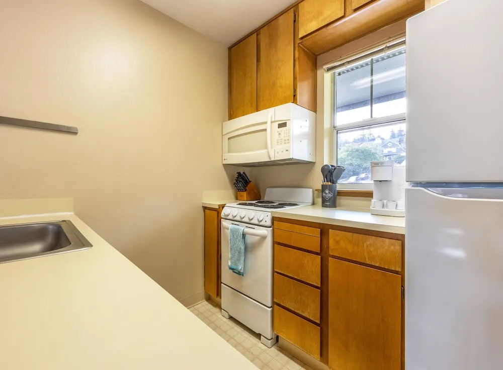 04 Lodge 1 Bedroom Condo by RedAwning