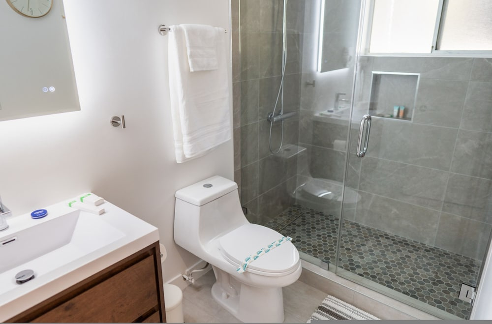 Toluca Lake Modern 1BR Fully Renovated Remodeled in 2023 w Ev-charger p70