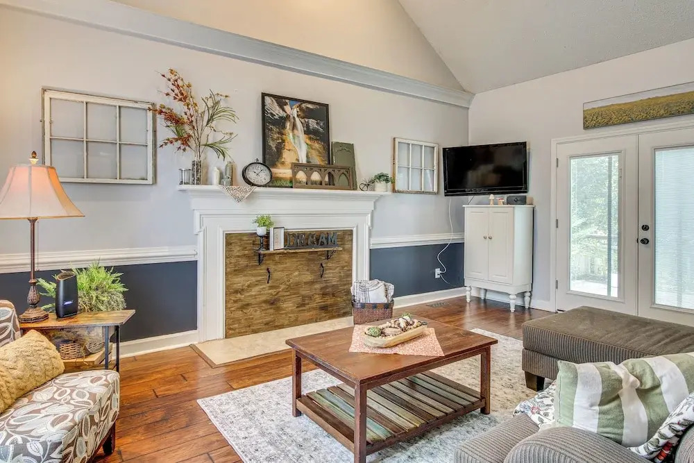 3 Mi to Marina: Quiet Getaway w/ Deck in Lexington