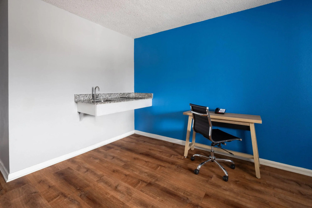 Super 8 by Wyndham Portsmouth - Norfolk