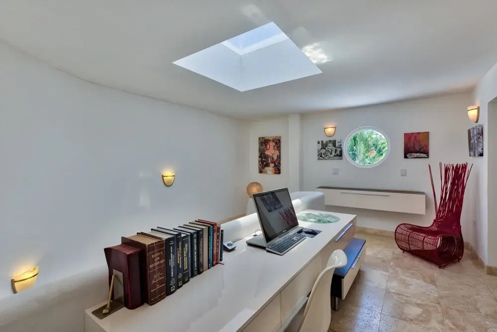 Direct Ocean Views and Beach Access, Swimming Pool, AC, Free Wifi, Near Shops & Restos