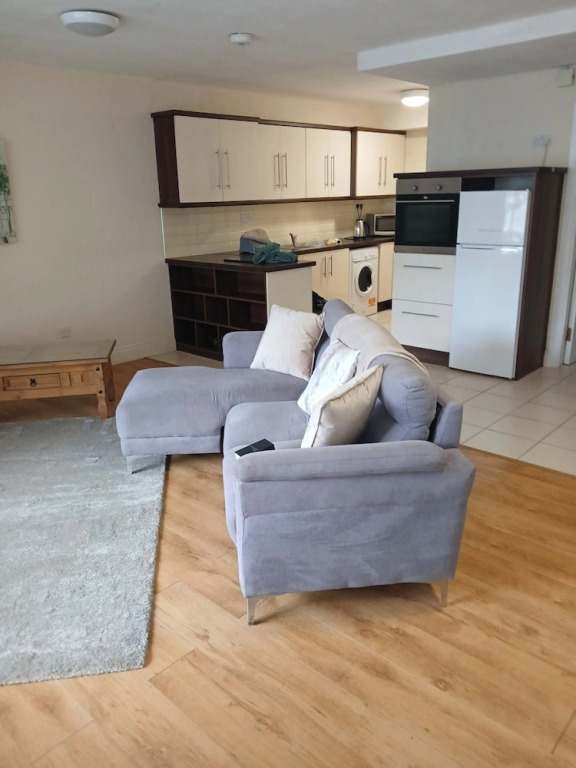 Galway 2-bed Apt, Sleeps 4, 5-min Walk to Station