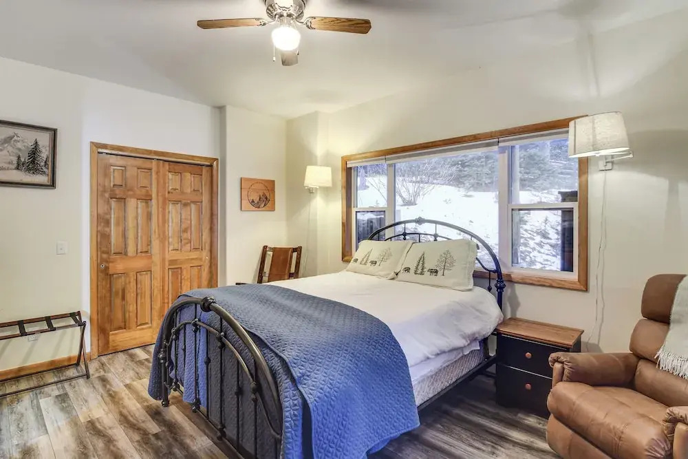 Scenic Creekside Retreat! Rocky Mountain Cabin