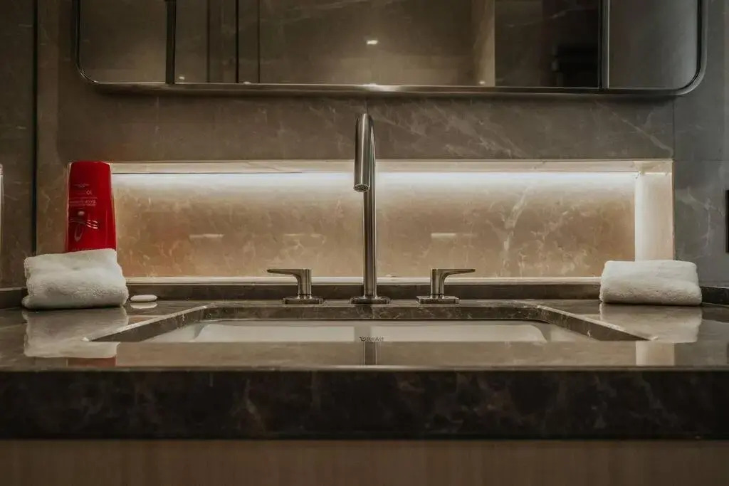 Serviced Luxurious 3+1 in Address Emaar Square