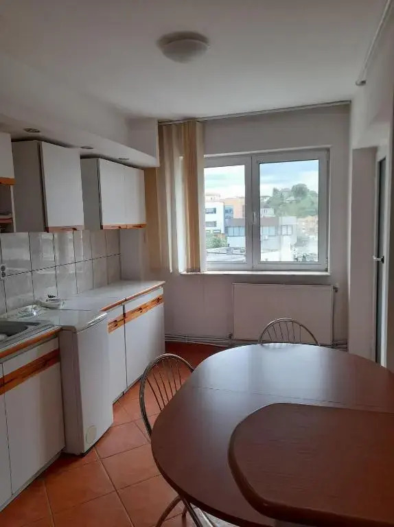 4 Rooms, Spacious downtown apartment in Pitesti
