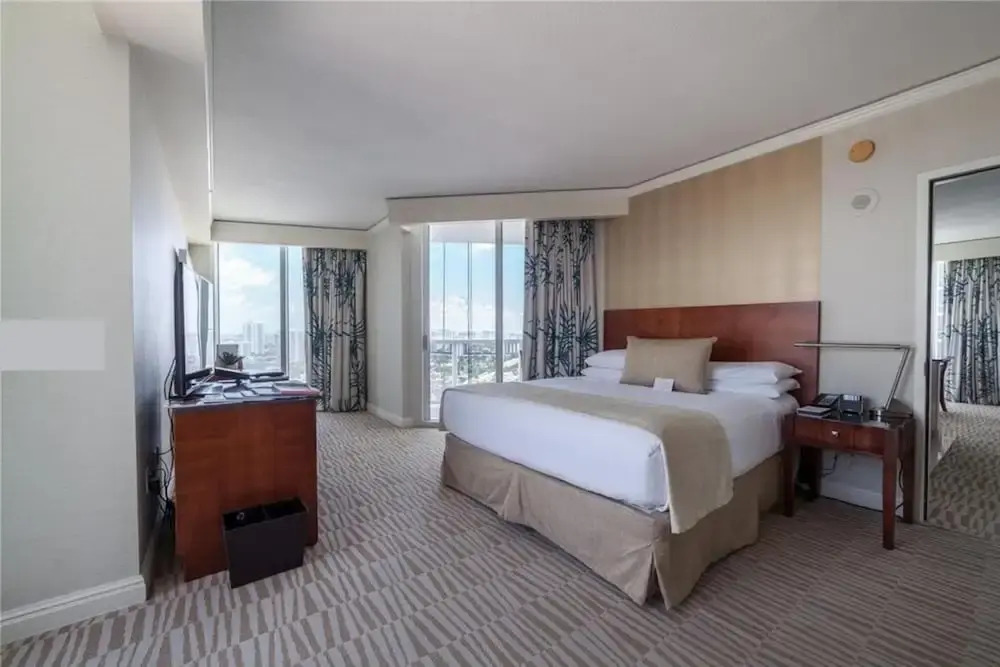 Fabulous Waterfront 2BR 2BA Trump Tower Apartment 6 Guests