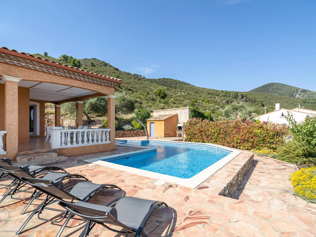 Spacious Villa in Roquebrun with Swimming Pool