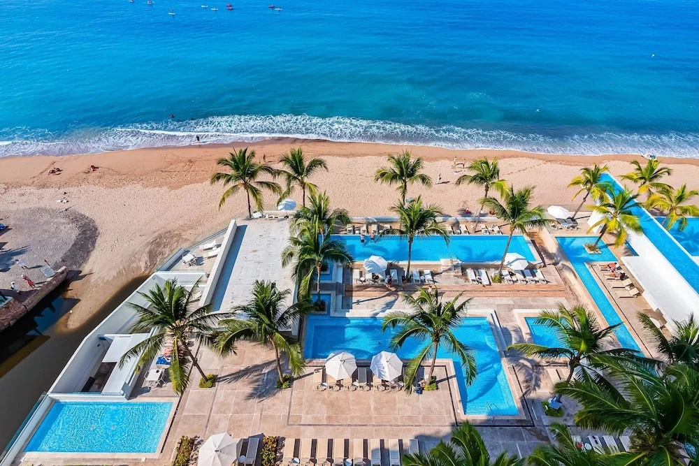 Luxury Apartment With Infinity Pool, Ocean Views, Balcony & Easy Downtown Access