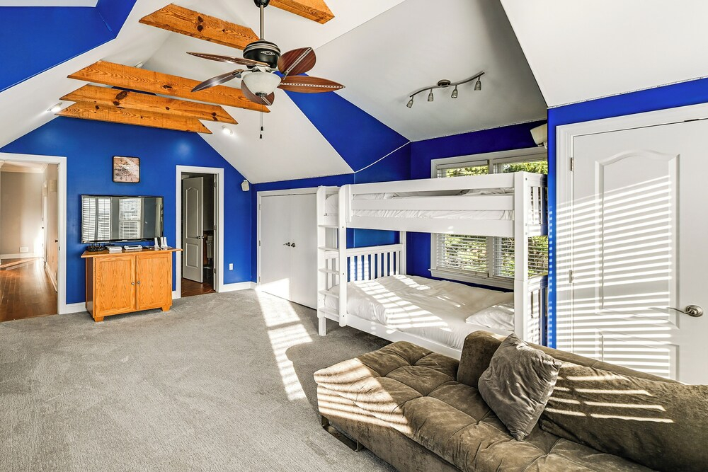 Walk to Beach! Group-friendly Ocean City Getaway