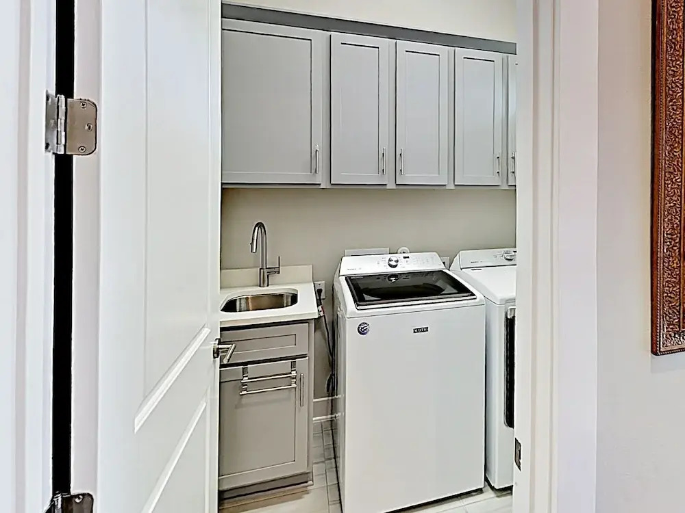 New Listing! Spacious & Lavish Getaway - Downtown! 3 Bedroom Home