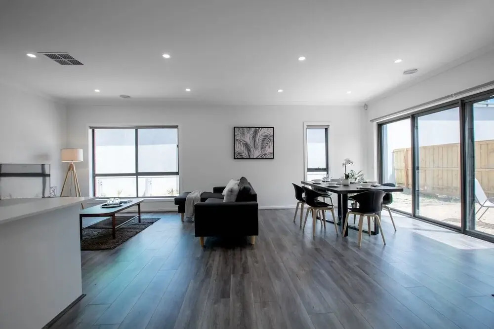 Comfy And Warm Home In Point Cook