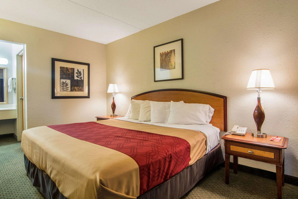 Econo Lodge Inn & Suites Conference Center Dublin