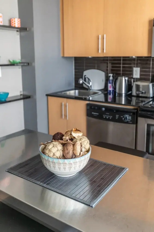 Newly Designed 1BR Executive Suite Great Location