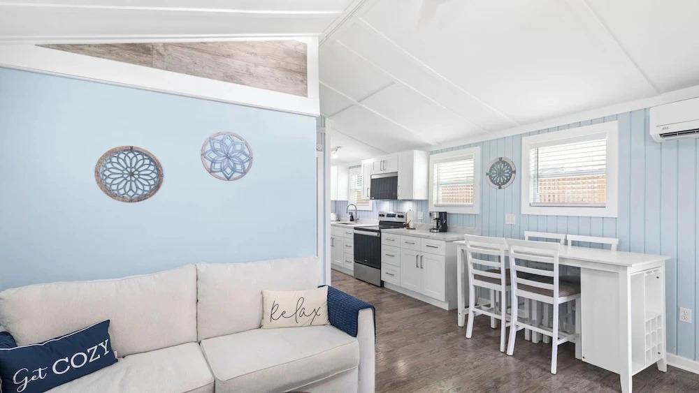 The Grinnell Cottage by Avantstay Shared Pool + Backyard Lounge Charming Cottage Steps to Waterfront Dining