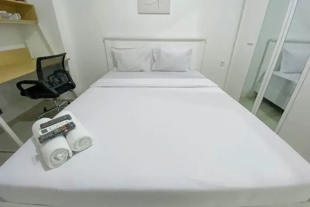 Modern Look And Homey Studio At 10Th Floor Paltrow City Apartment