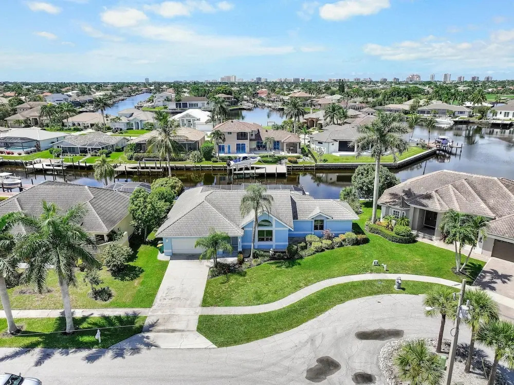 Quiet Waterfront Home With Pool, Dock and Bicycles