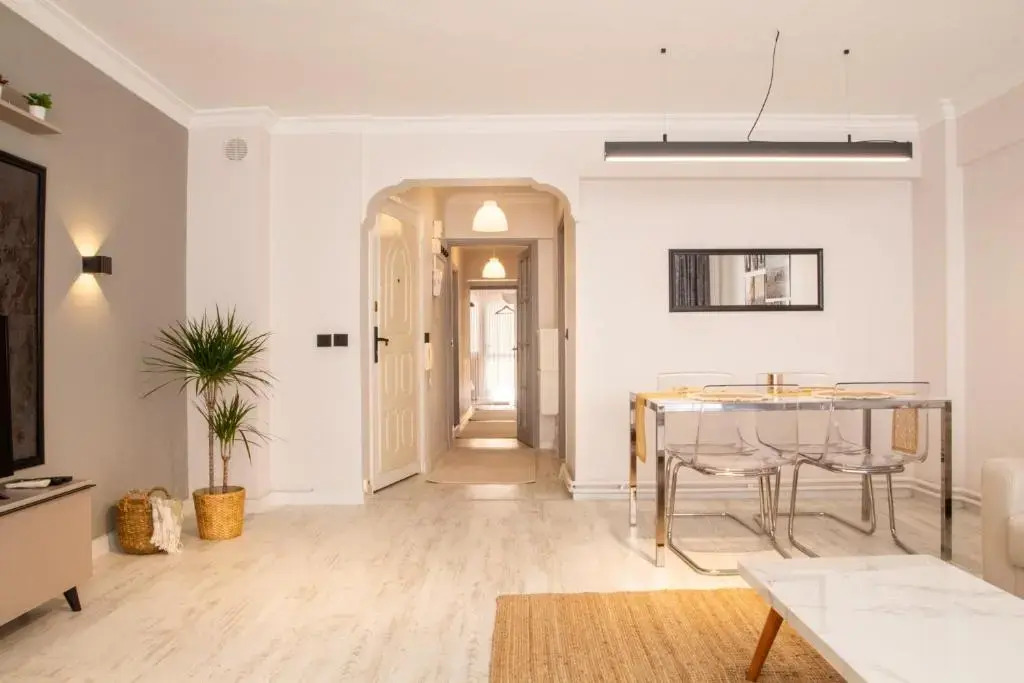 Gorgeous Flat With Balcony in Izmir Konak