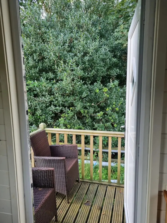 Glamping Hut - Sleeps 2 hot tub & parking