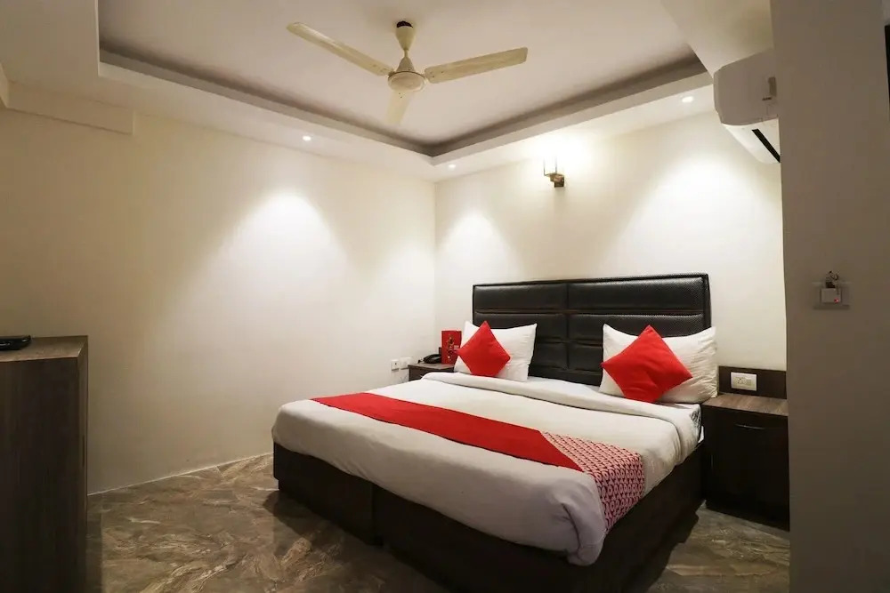 OYO 49069 A Suites