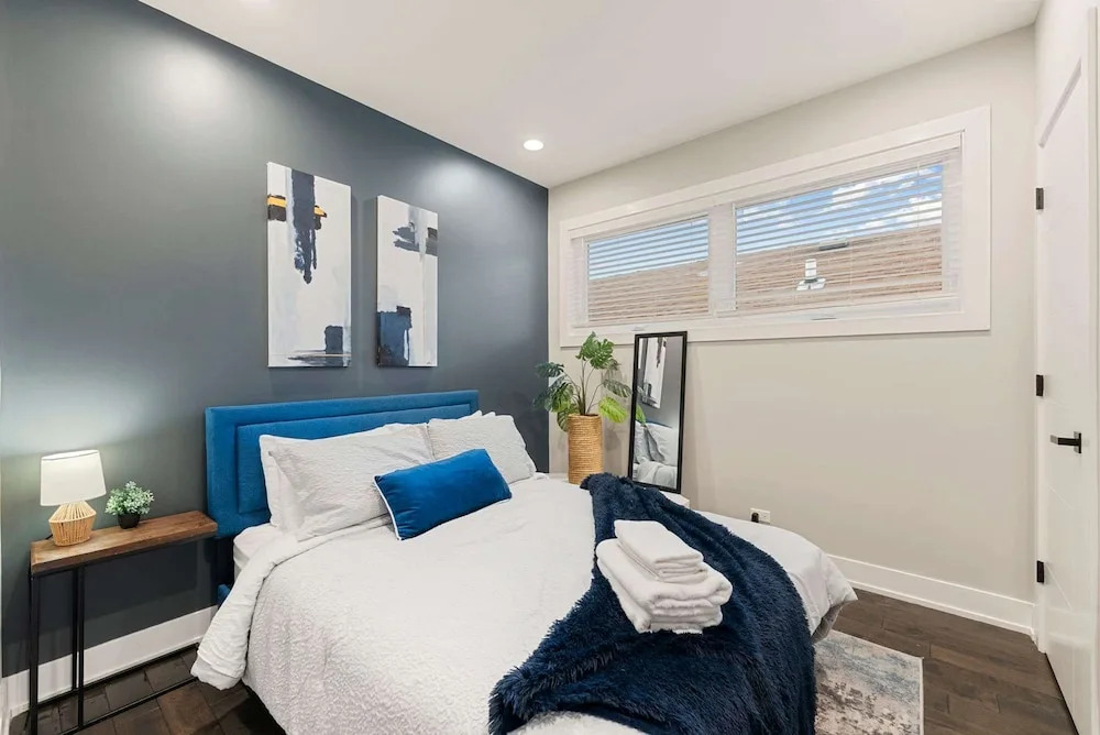 Magnificent NEW Home w 8 Beds Free Parking