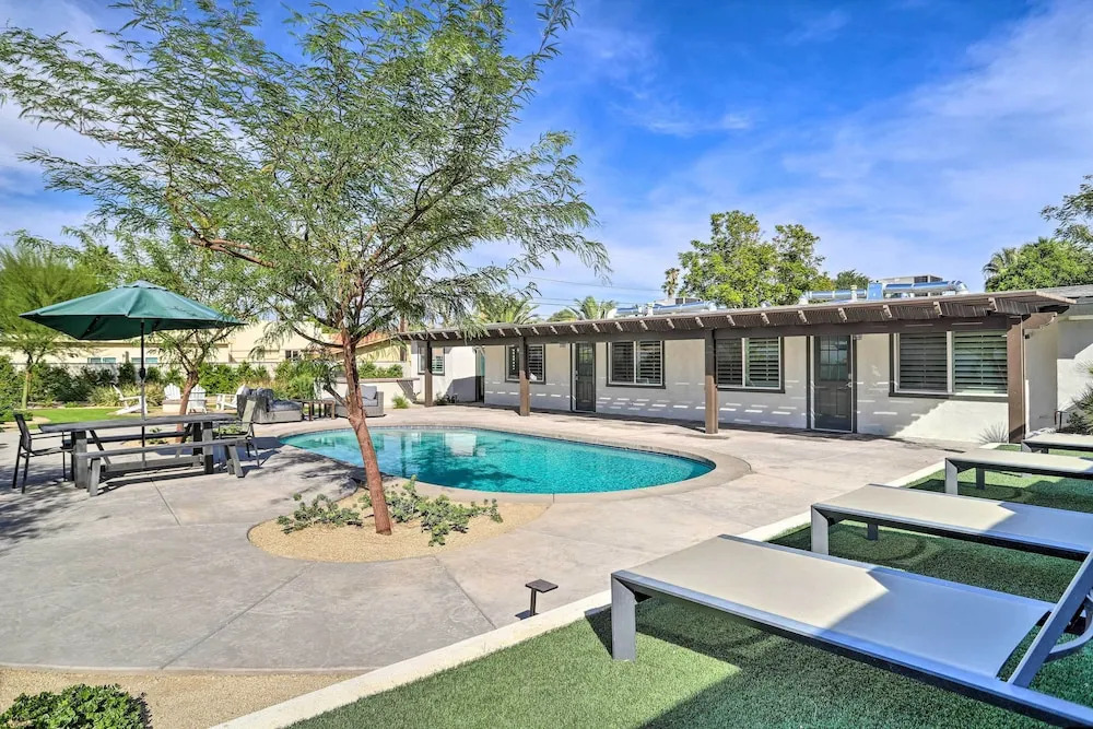 < 1 Mi to El Paseo: Cottage Oasis w/ Fire Pit