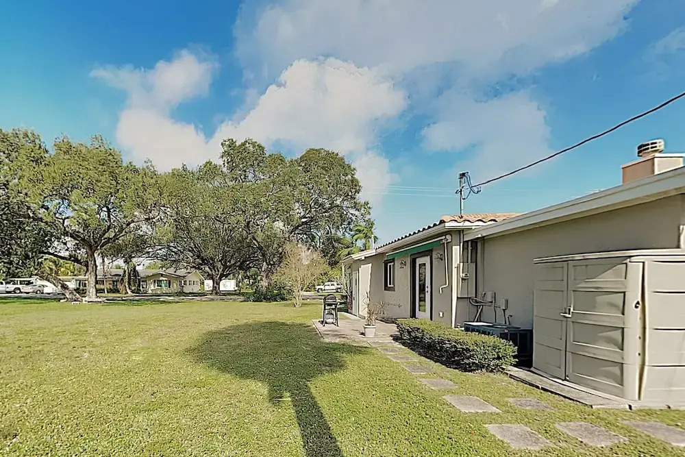 New Listing! Quiet Near Downtown & Beaches 2 Bedroom Home
