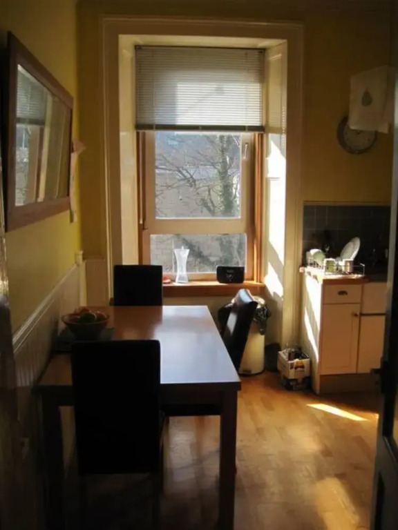 Spacious 2 Bedroom Victorian Apartment Near Leith