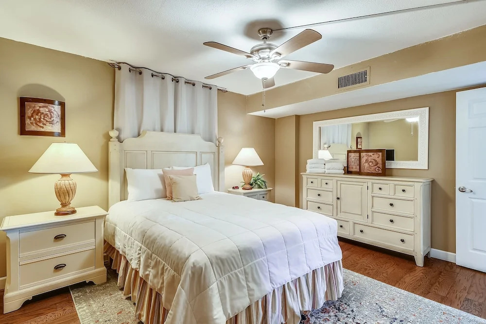 DP 202C Recently renovated 2 bedroom condo near Destin Harbor and amazing views by RedAwning