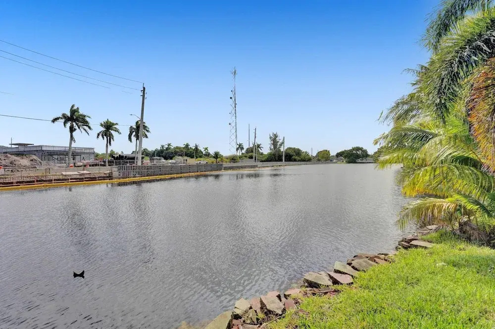 Casa Lago Waterfront Home & Pool Near Hard Rock Casino
