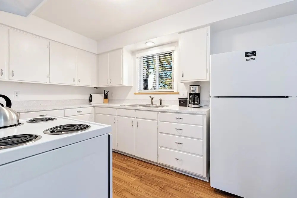 Orchard Flats Perfect Group Stay w/ Yard and BBQ