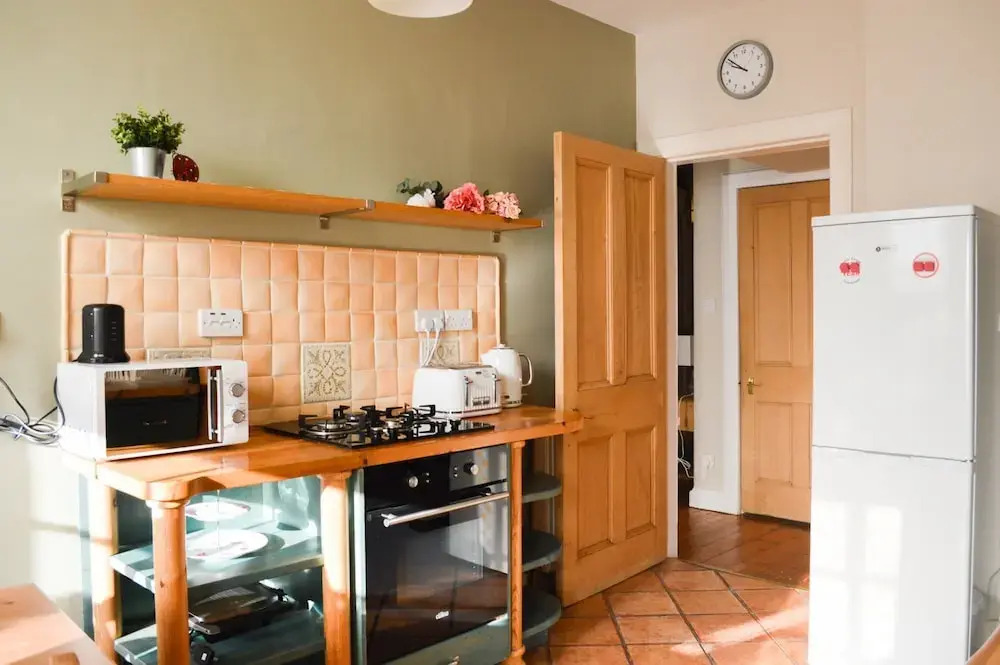 Traditional 2 Bedroom Flat Near City Centre