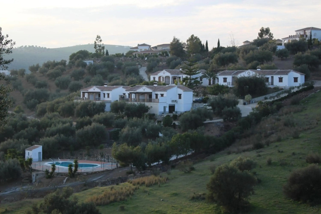 Serene Retreat in Lake Vinuela With Breathtaking Views
