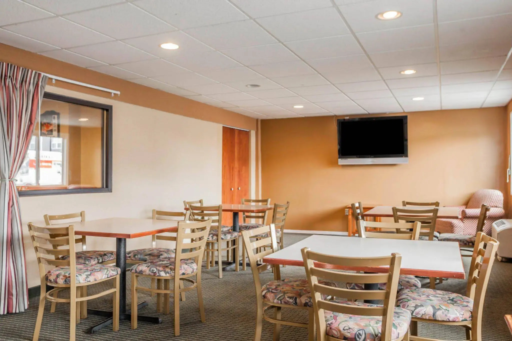 Days Inn & Suites Milwaukee Airport
