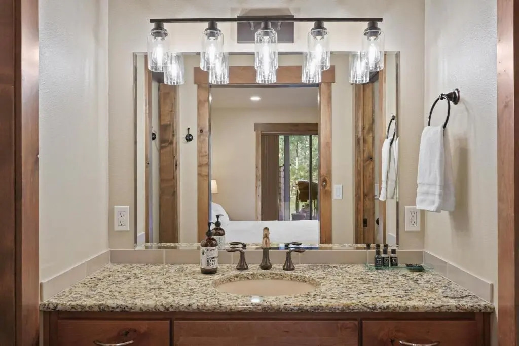 3 Tumalo-AC-Hot Tub-4BR/3BA