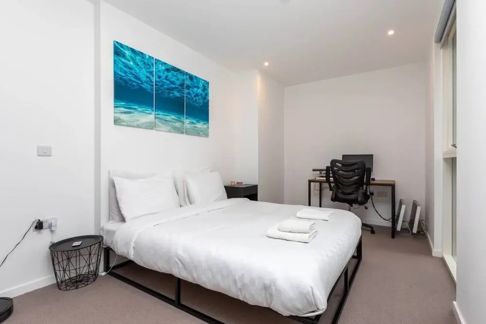 Modern 1 Bedroom Apartment With Balcony in Surrey Quays