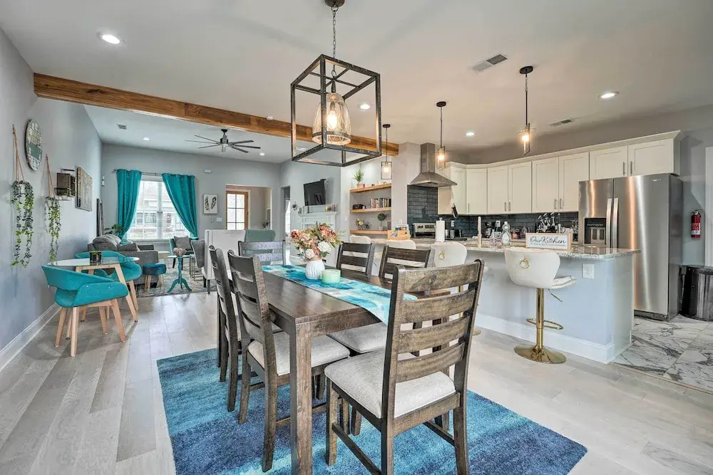 Chic Memphis Home w/ Deck ~ 2 Mi to Dtwn!