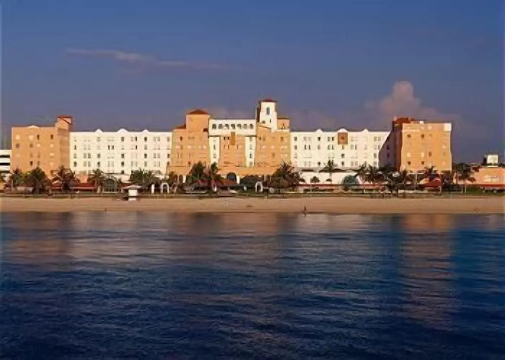 Hollywood Beach Resort- Large Studio Sleeps 4