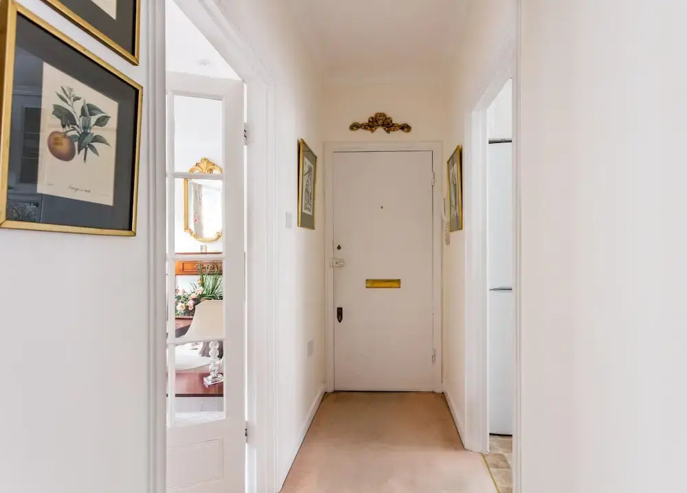 Traditional 2 bedroom flat