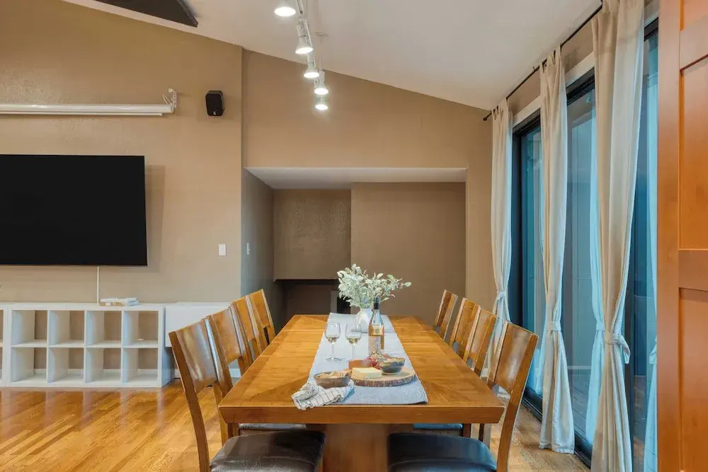 Sleeps 18! Game Room, Deck w/ Firepit, 5bdr, Casita Cedar & Stone by Avantstay