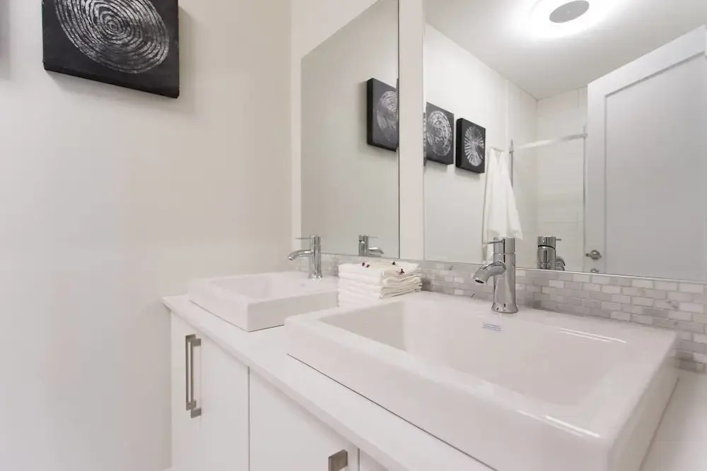 Perfect 2 Bdr, 2 Bath Landing for the Family
