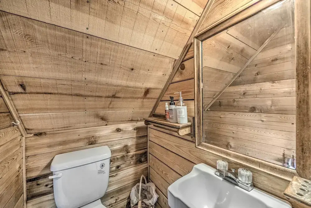 Tree-lined 'polly's Perch' w/ Mountain Views!