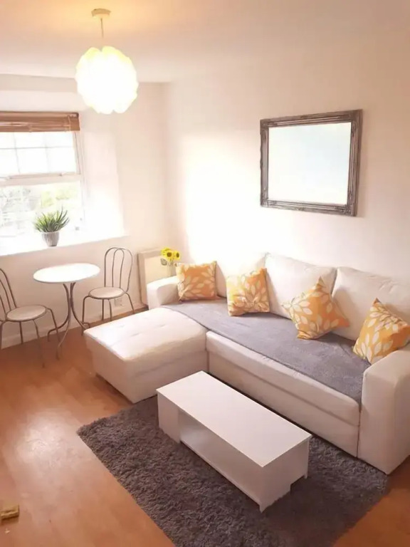 Spacious Bright & Modern Living