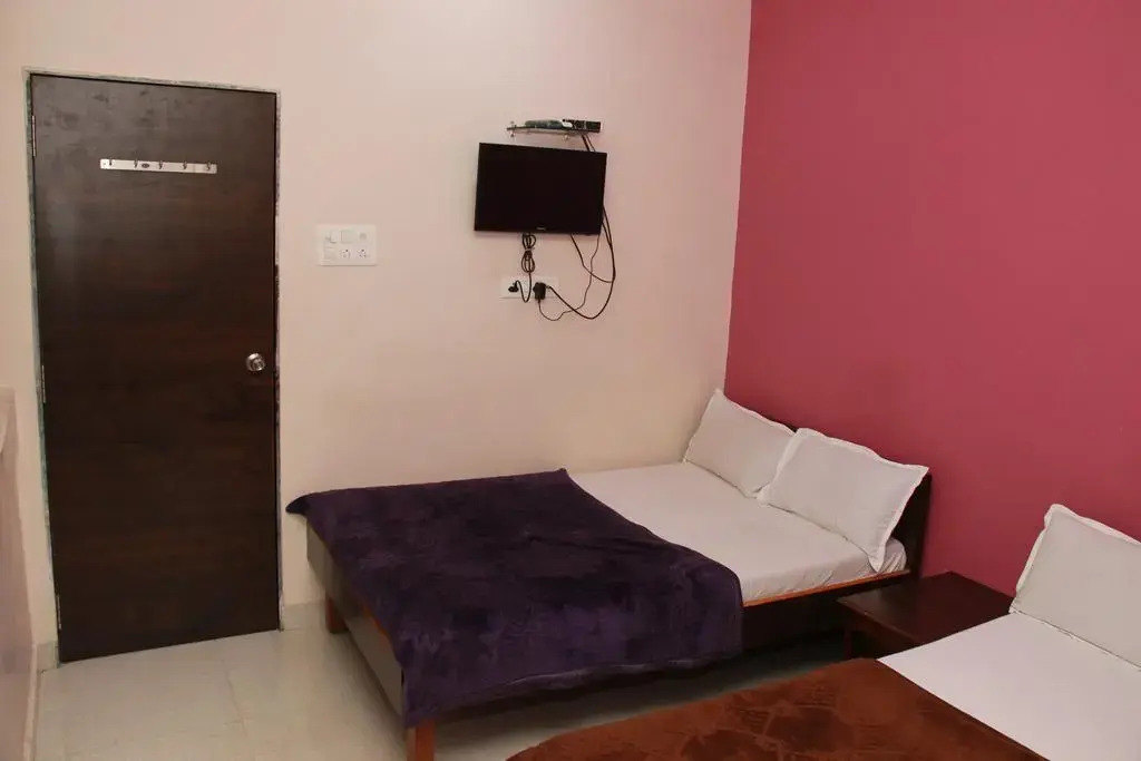 Hotel Sun City Near Saifee Hospital And HN Reliance Hospital