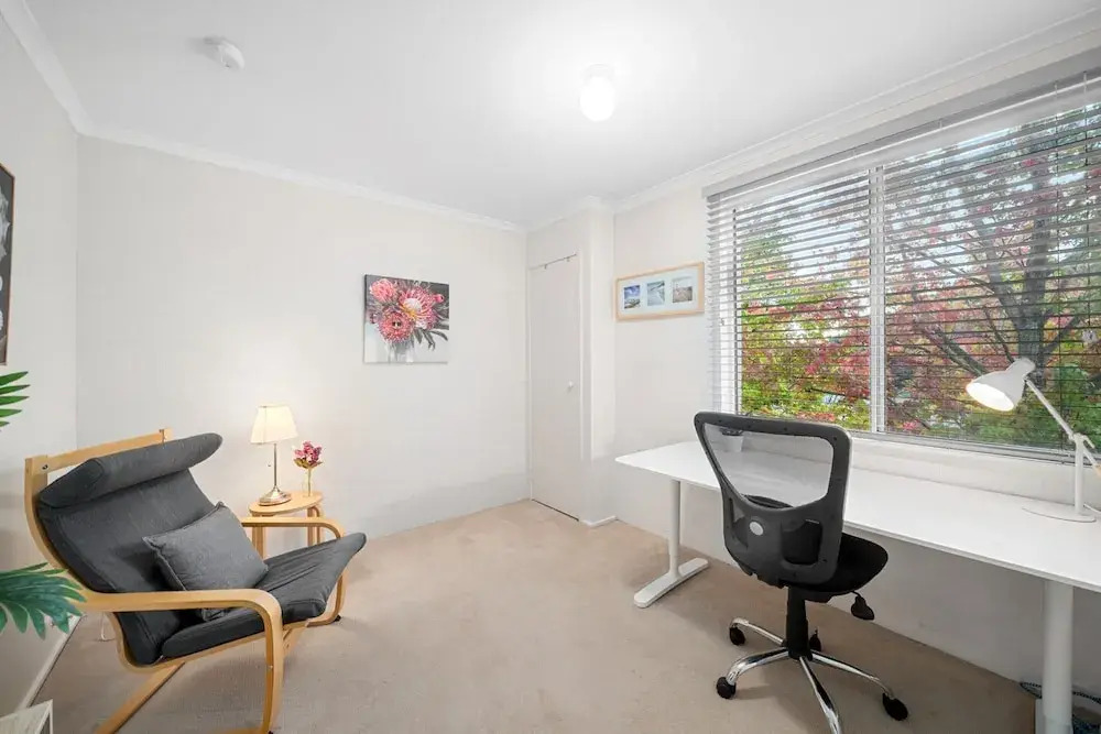 Stylish 1-bed Stay With Balcony & Study